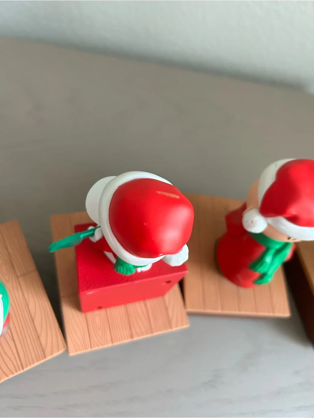 Hallmark Peanuts Christmas wireless Band Set Charlie Brown, Snoopy, Linus & Lucy